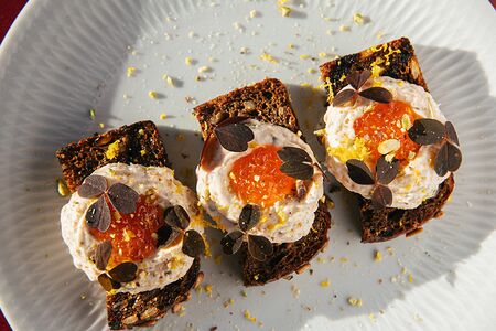 Рийет из форели с каперсами и красной икрой 