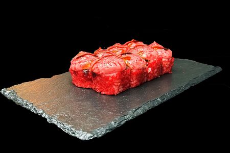 Запечённый ролл в икре с угрём