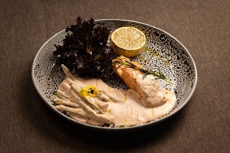 Лосось на гриле со спаржей