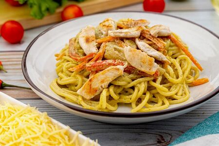 Паста с курицей и овощами