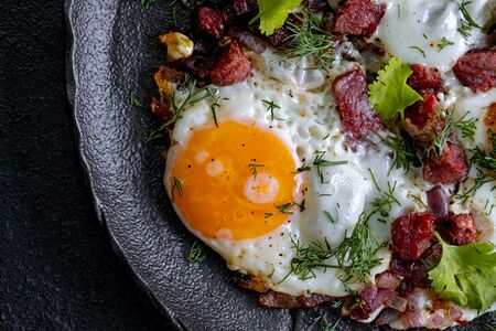 Яичница с копчёной телятиной