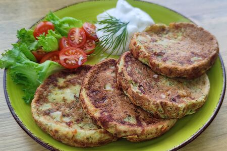 Кабачковые оладьи с сыром, со сметаной