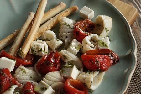 Кальмары с печеным перцем и сыром фета