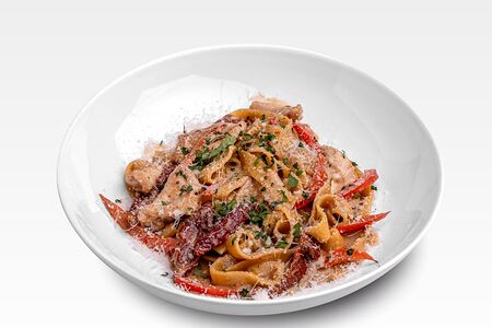 Паста с курицей и вялеными томатами