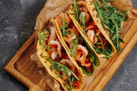 Тако с креветкой и томатной сальсой 