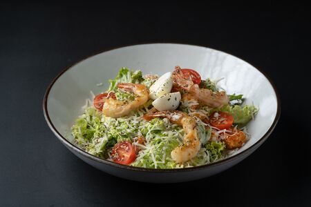 Салат Цезарь с креветками