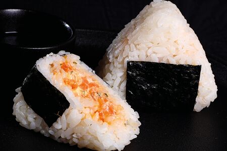 Онигири с лососем