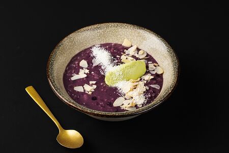 Овсяная каша на черничном муссе с фисташковым кремом