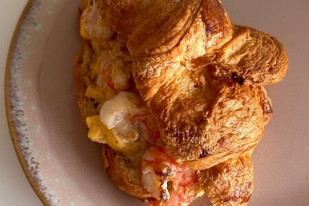 Круассан с креветкой и яичным скремблом