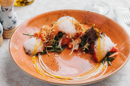 Салат из мяса камчатского краба с авокадо и томатами