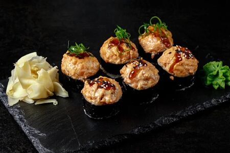 Запеченный ролл с лососем тартар