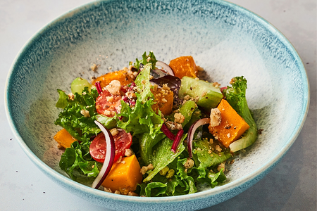 Салат с тыквой и медово-горчичной заправкой