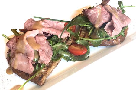 Две брускетты с ростбифом