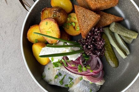 Сельдь с обжаренным беби-картофелем