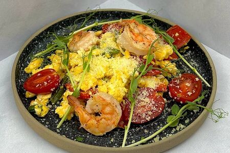 Скрэмбл с тигровыми креветками и овощами 