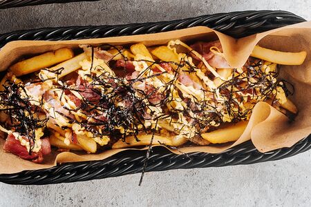 Картофель фри с хрустящим беконом, криспи-луком и сырным соусом