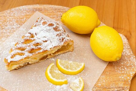 Пирог с творогом, лимоном и сгущенкой