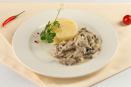 Бефстроганов из телятины с пюре из картофеля