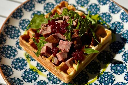 Вафля с уткой, творожным кремом и брусничным соусом