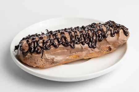 Эклер шоколадный