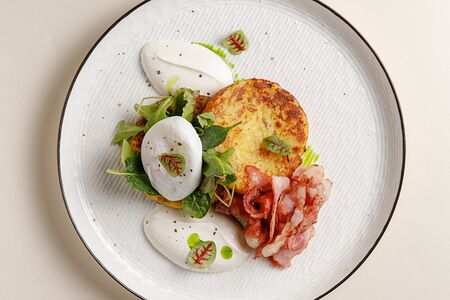 Хашбраун с беконом и яйцом пашот