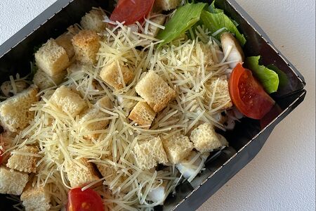 Салат Цезарь с курицей