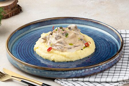 Бефстроганов из говядины с картофельным пюре