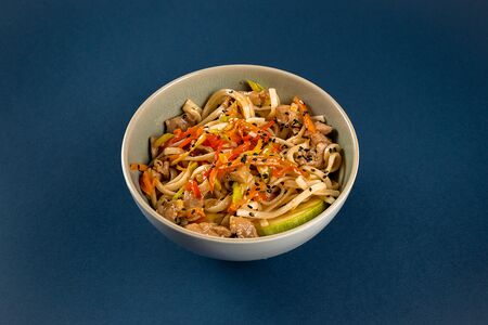 Лапша удон с овощами и куриным филе