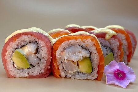 Ролл с тунцом, лососем и манговым соусом