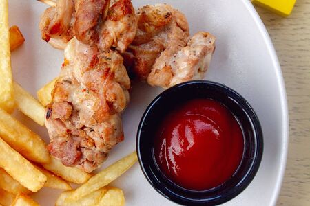 Kids Шашлычок из курицы с кетчупом и картофелем фри