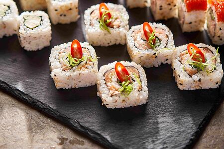 Азиан ролл с тунцом и крабом