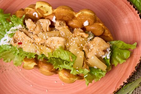 Гонконгская вафля с курицей и ананасами