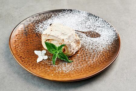 Рулет меренговый манго-маракуйя