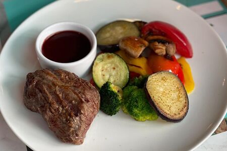 Филе-миньон с овощами