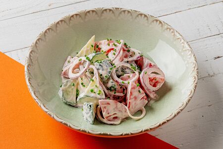 Салат из свежих овощей со сметаной