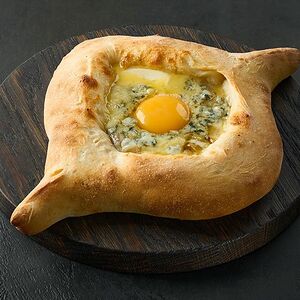 Хачапури по-аджарски с грушей и сыром горгонзола