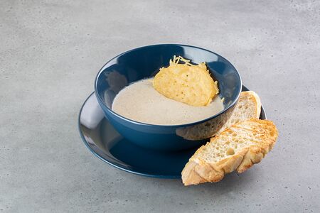 Грибной крем-суп с чипсой из пармезана