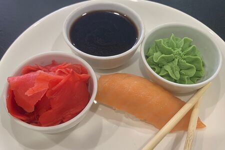 Суши с лососем