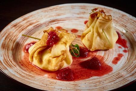 Блинчики с маскарпоне и клубничным конфитюром