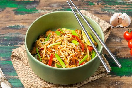 Удон с курицей в соусе унаги