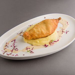 Котлета по-киевски с картофельным пюре и брокколи