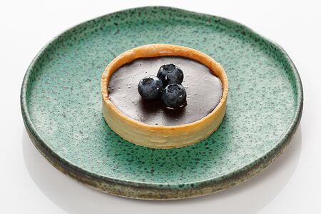 Тарталетка клубнично-шоколадная с голубикой