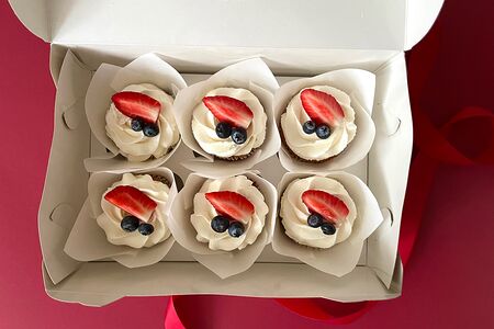 Ванильные капкейки с ягодами