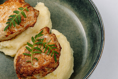 Куриные котлеты с картофельно-трюфельным пюре