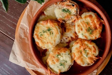 Шампиньоны на мангале с сыром