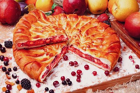 Пирог Брусника-яблоко