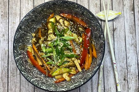 Соба с курицей в устричном соусе