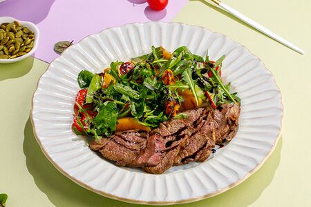 Салат с ростбифом и сладким персиком