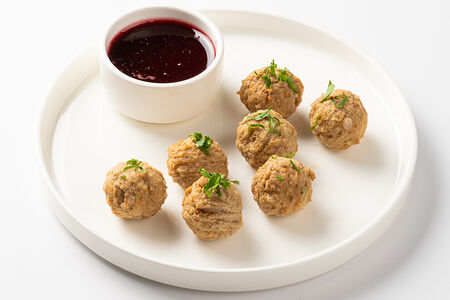 Фрикадельки с брусничным соусом