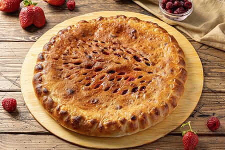 Осетинский пирог с ассорти из ягод